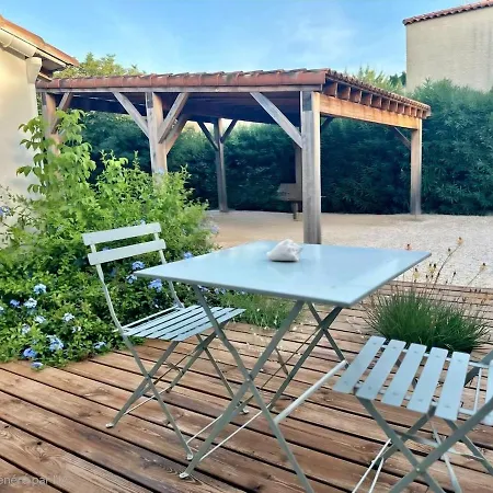 Camarguaise Piscine Jacuzzi Proche Aimargues